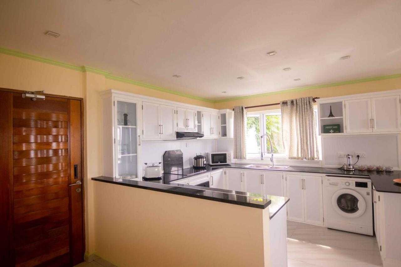 Azamat Self-Catering Apartment Pointe La Rue Esterno foto