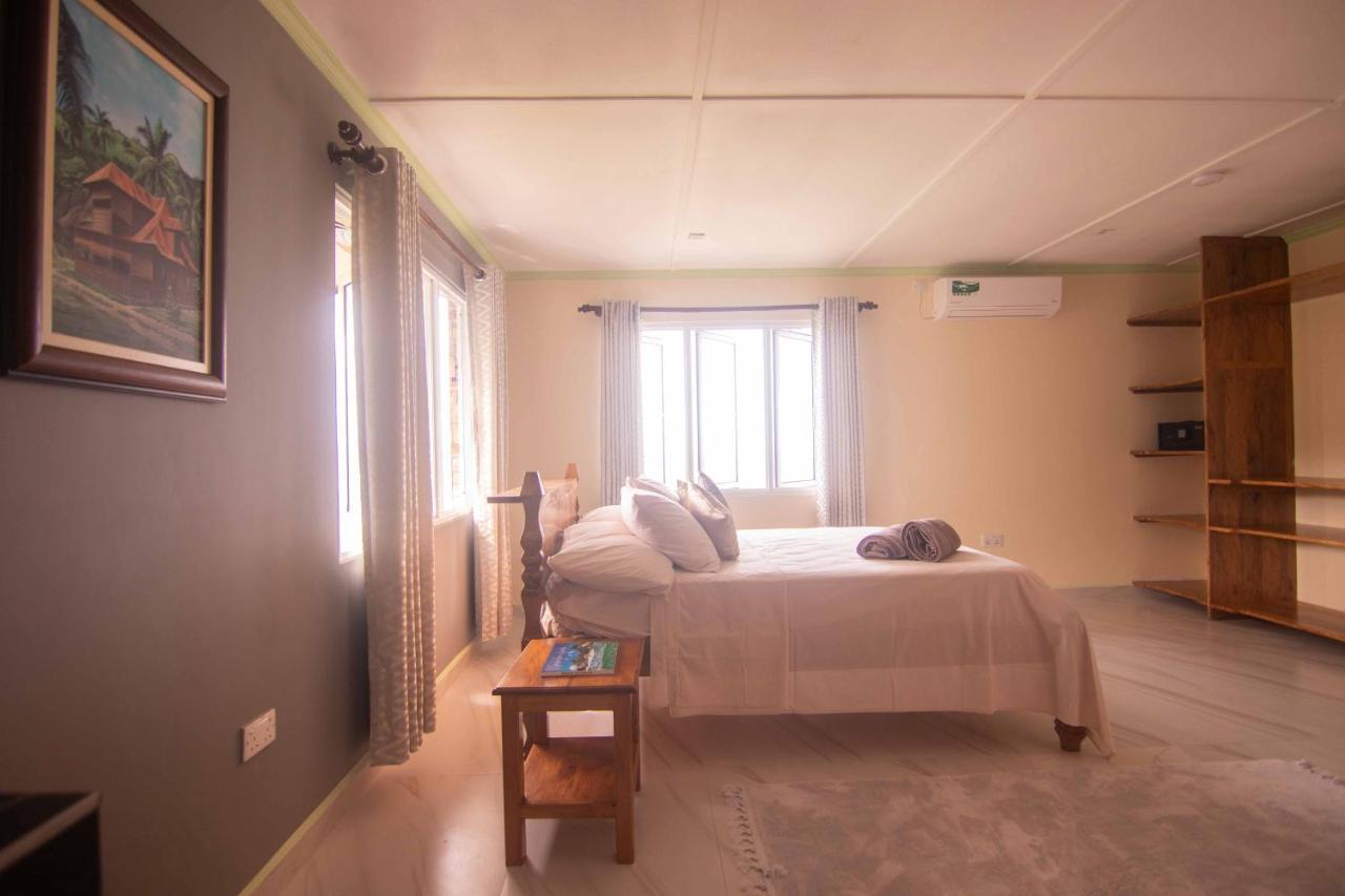 Azamat Self-Catering Apartment Pointe La Rue Esterno foto