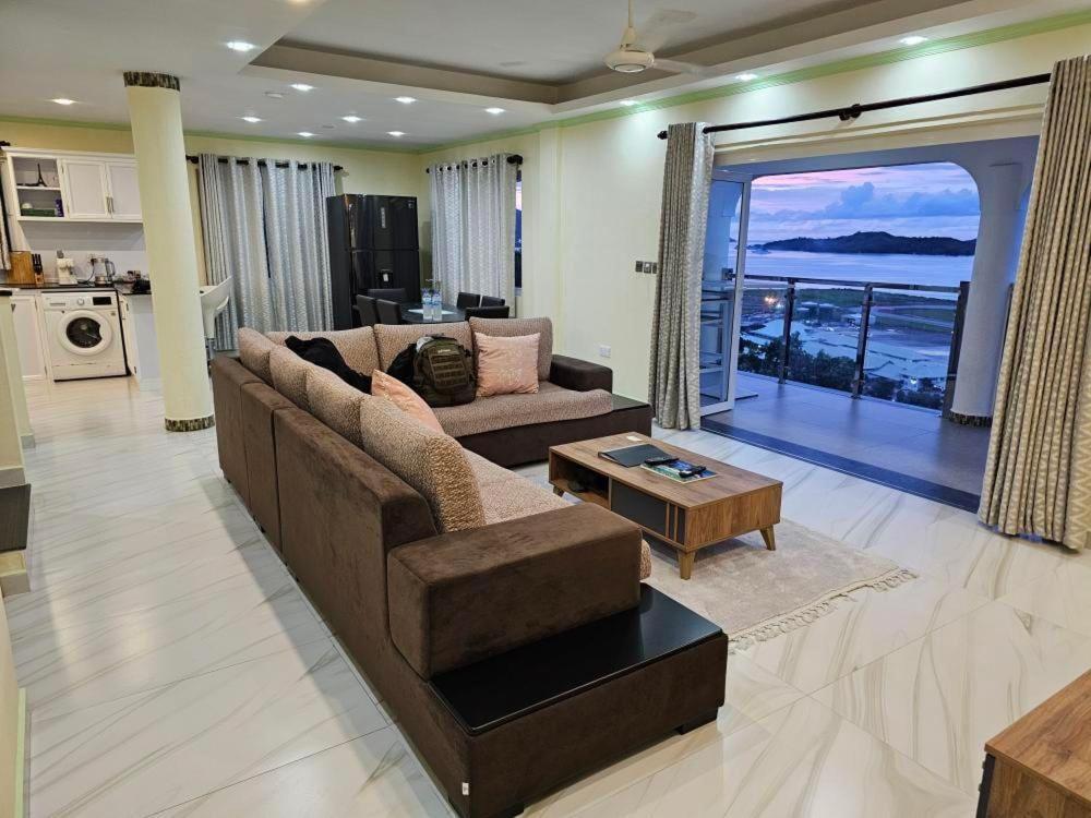 Azamat Self-Catering Apartment Pointe La Rue Esterno foto
